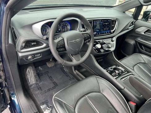 Used 2025 Chrysler Pacifica Limited FWD image 10