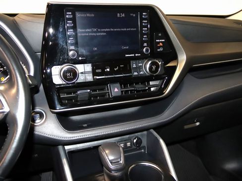 Used 2021 Toyota Highlander XLE image 42