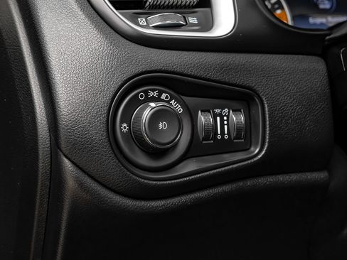 Used 2021 Jeep Renegade Latitude AWD/4WD image 19