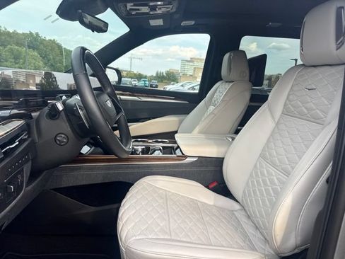Used 2025 Cadillac Escalade Sport Platinum w/ LPO, ONYX Package AWD/4WD image 3