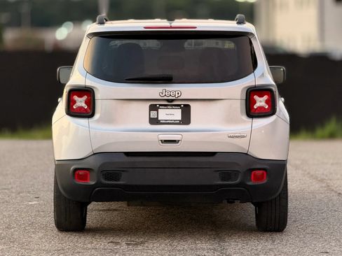 Used 2020 Jeep Renegade Latitude FWD image 4