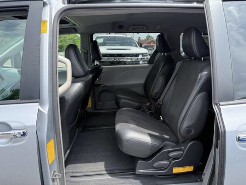 Used 2014 Toyota Sienna SE FWD image 15
