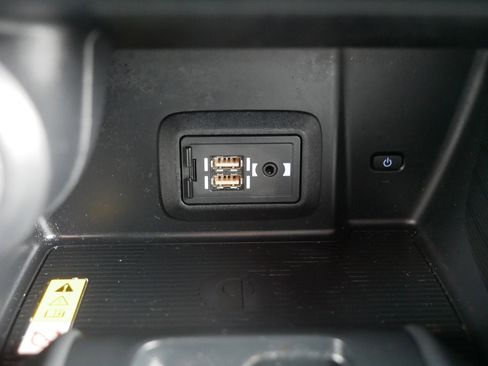 Used 2022 Toyota Venza XLE image 33