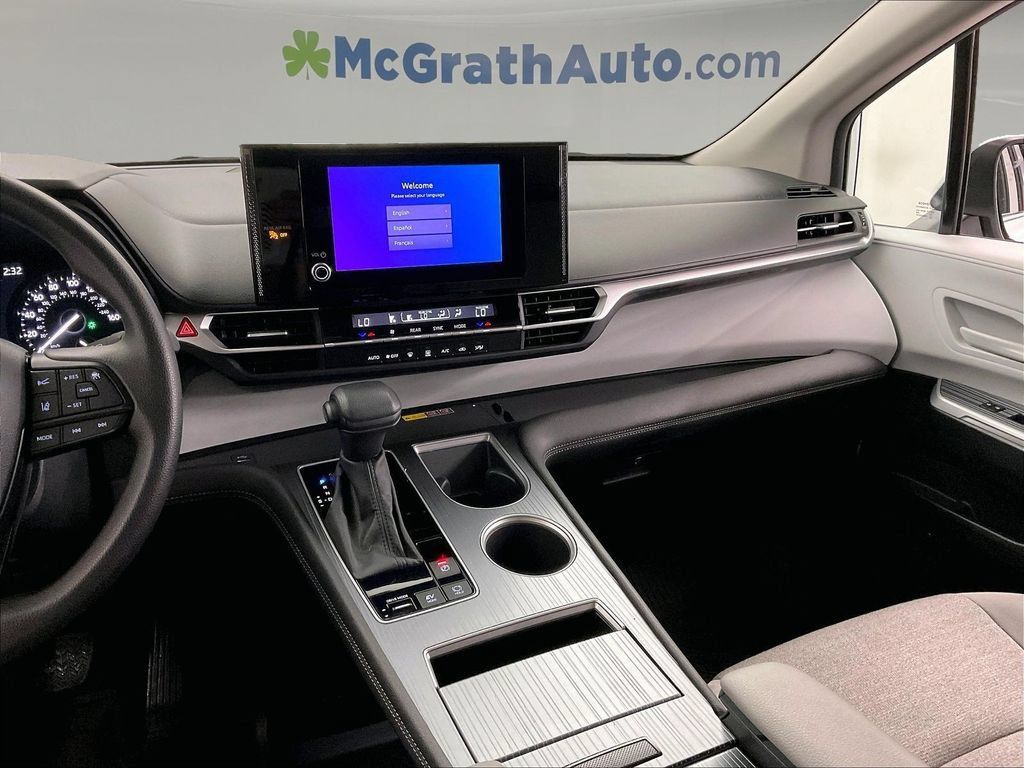 Used 2025 Toyota Sienna LE FWD image 9