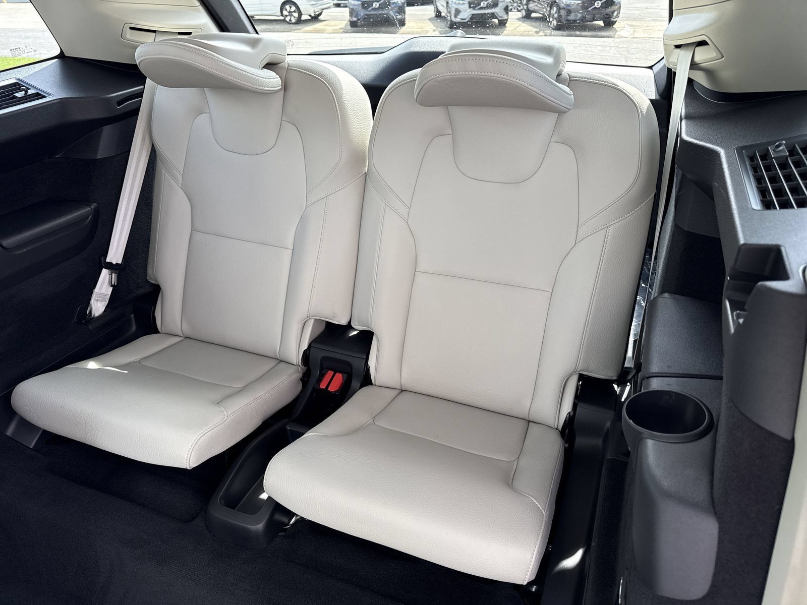 Used 2024 Volvo XC90 T8 Plus w/ Protection Package Premier AWD/4WD image 12