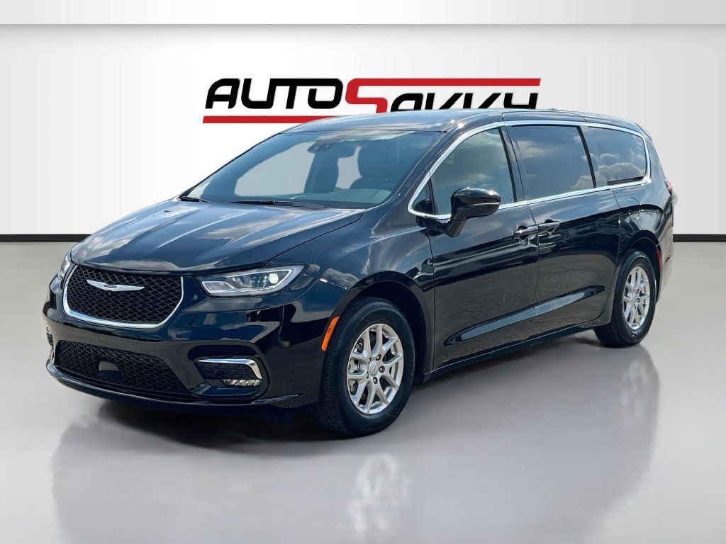 Used 2026 Chrysler Pacifica Select FWD image 3