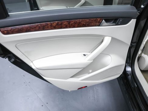 Used 2013 Volkswagen Passat TDI SEL Premium image 13