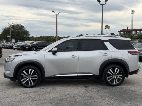 Used 2024 Nissan Pathfinder Platinum FWD image 8