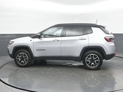 Used 2024 Jeep Compass Trailhawk w/ Sun and Sound Group AWD/4WD image 3