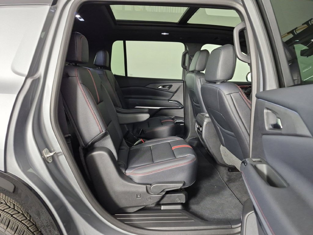 Used 2026 Chevrolet Traverse RS FWD image 35
