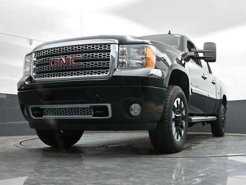 Used 2011 GMC Sierra 2500 Denali w/ Suspension Package, Off-Road AWD/4WD image 32