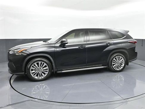 Certified 2024 Toyota Highlander Platinum FWD image 29