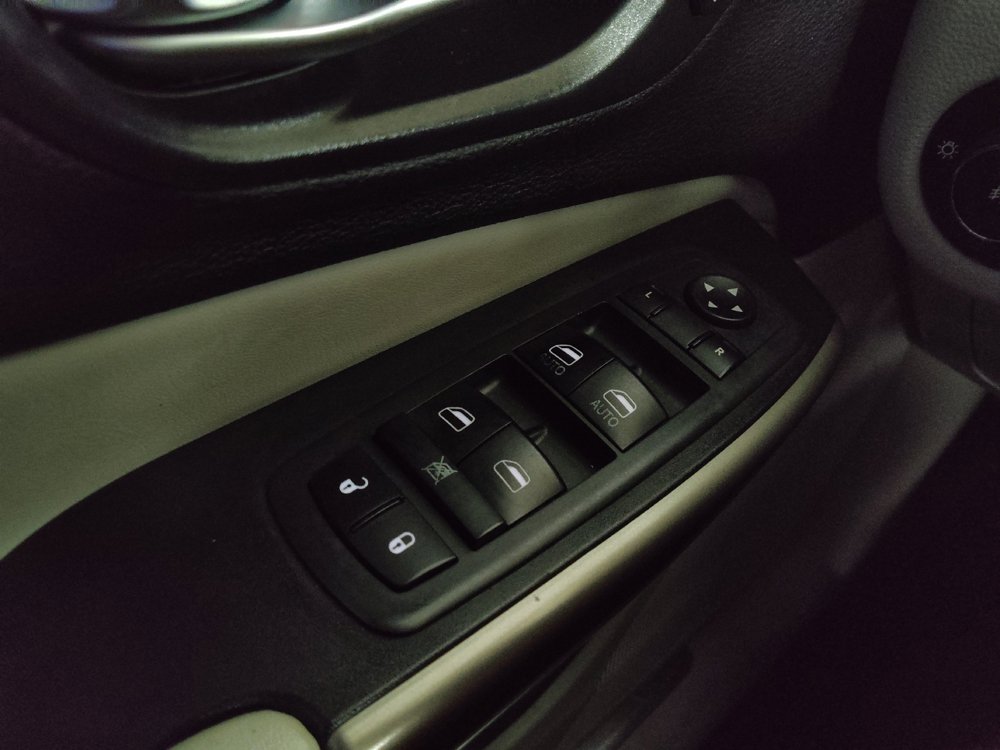 Used 2019 Jeep Cherokee Limited FWD image 27