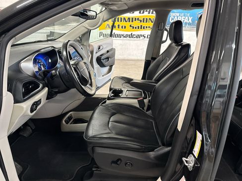 Used 2018 Chrysler Pacifica Limited image 8
