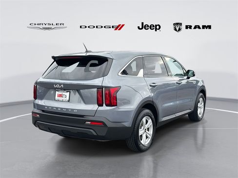 Used 2022 Kia Sorento LX image 3