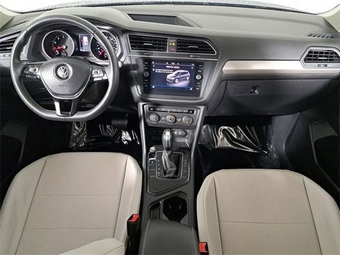 Used 2021 Volkswagen Tiguan SE w/ Panoramic Sunroof Package image 17