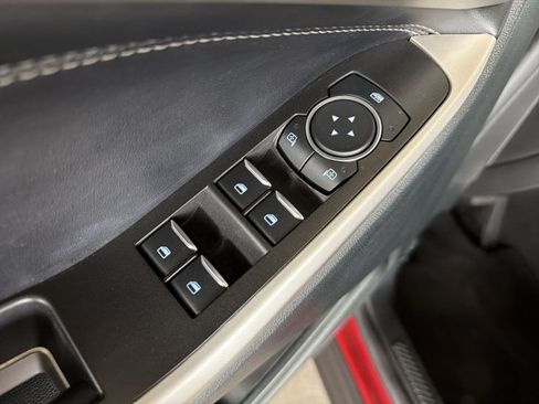 Used 2023 Ford Explorer XLT RWD image 9