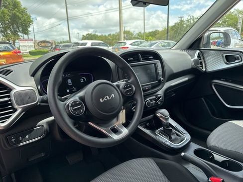 Used 2025 Kia Soul LX w/ LX Technology Package FWD image 22