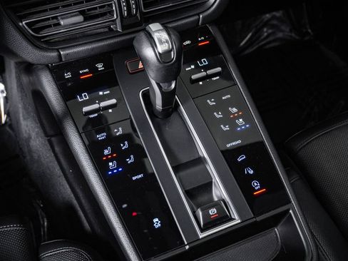 Used 2022 Porsche Macan AWD/4WD image 24