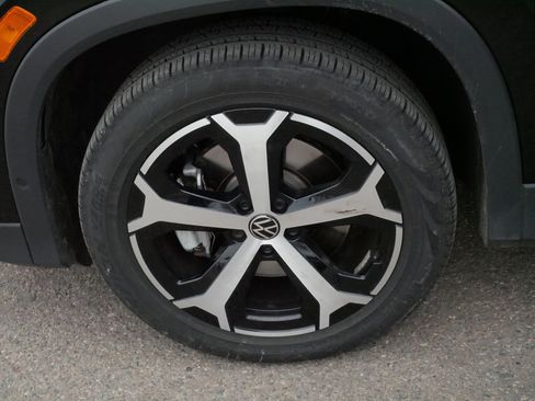 Used 2025 Volkswagen Tiguan SE image 15