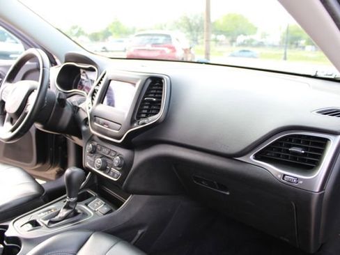 Used 2019 Jeep Cherokee Latitude Plus w/ Comfort/Convenience Group FWD image 43