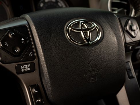 Used 2020 Toyota Tacoma TRD Sport w/ Technology Package AWD/4WD image 30