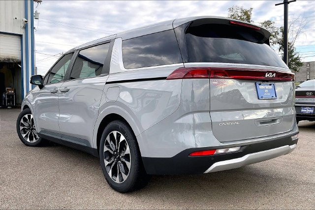 Used 2024 Kia Carnival EX FWD image 4