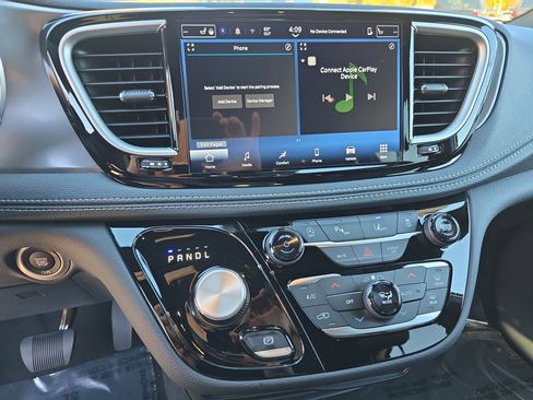 New 2026 Chrysler Pacifica Select image 22