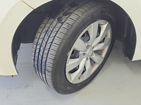 Used 2016 Toyota Corolla LE image 28