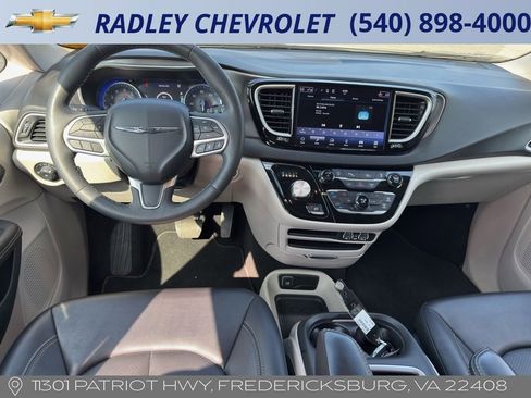 Used 2024 Chrysler Pacifica Touring-L FWD image 13