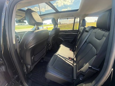 Used 2022 Jeep Grand Cherokee Limited w/ Luxury Tech Group II AWD/4WD image 12