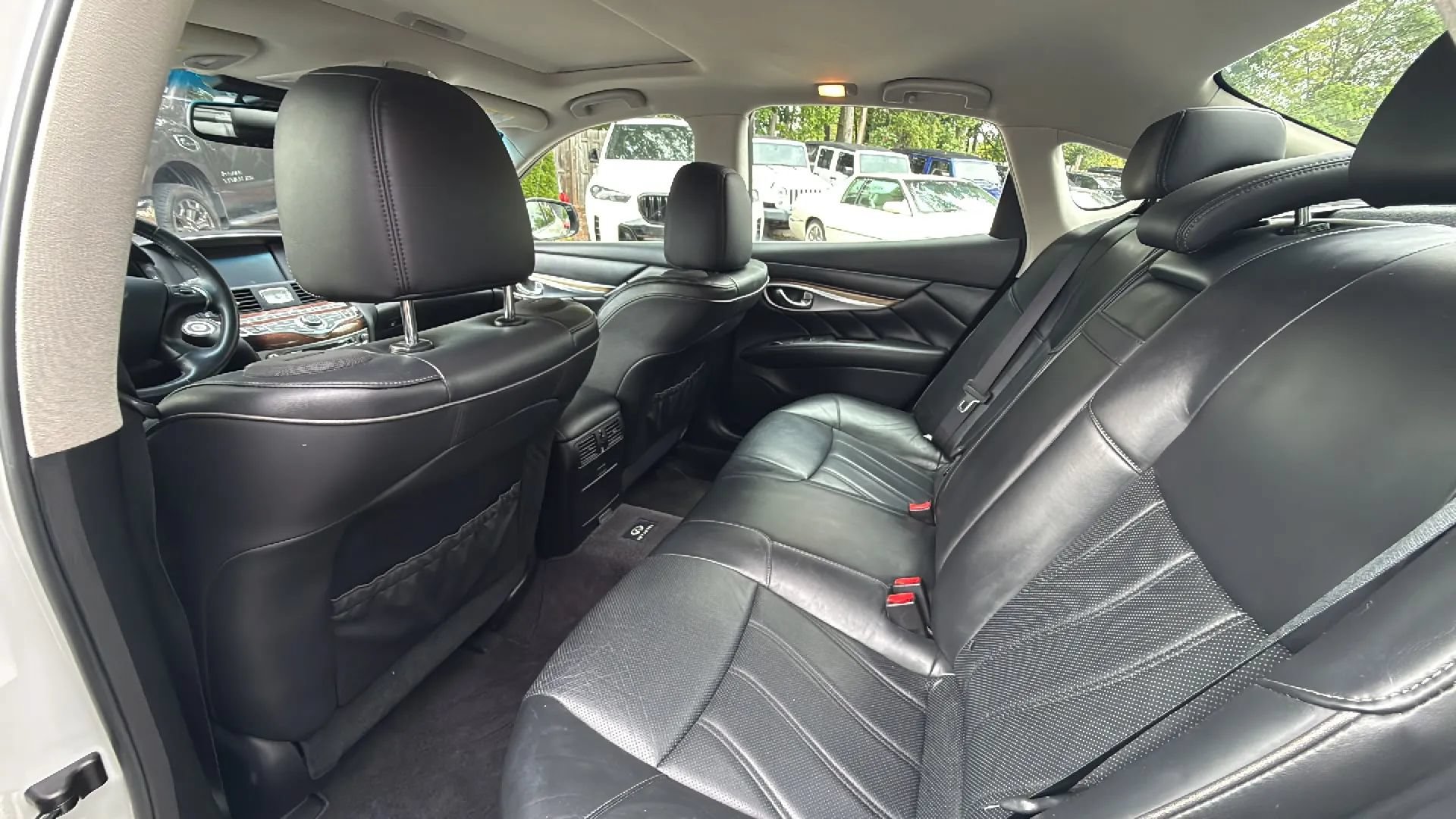 Used 2015 INFINITI Q70 3.7 w/ Deluxe Touring Package AWD/4WD image 19