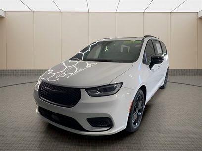 New 2024 Chrysler Pacifica Limited w/ S Appearance Package