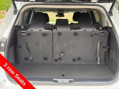 Used 2023 Toyota Highlander LE FWD image 9