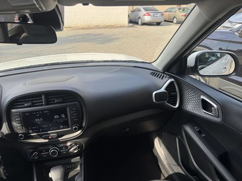 Used 2025 Kia Soul LX w/ LX Technology Package FWD image 33