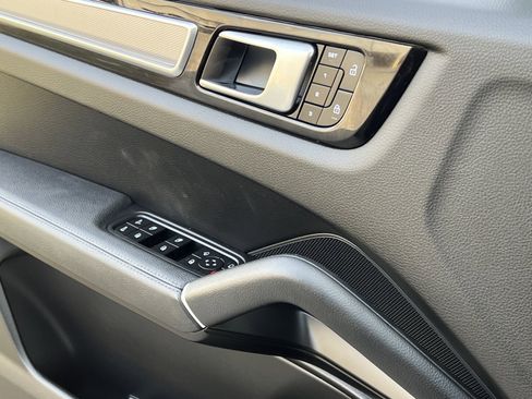 Certified 2023 Porsche Cayenne Platinum Edition image 28