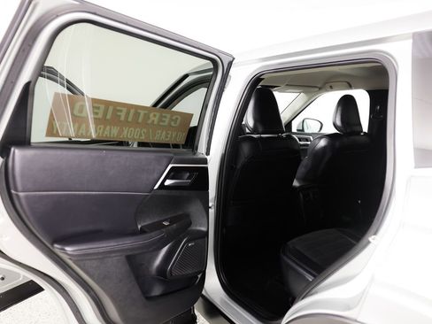 Used 2025 Mitsubishi Outlander SE image 17