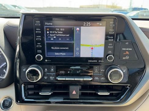Used 2022 Toyota Highlander XLE image 17