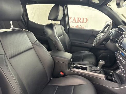 Used 2022 Toyota Tacoma TRD Off-Road image 16