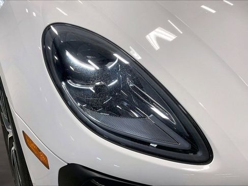 Used 2023 Porsche Macan AWD/4WD image 32