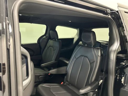 New 2025 Chrysler Pacifica Select image 30