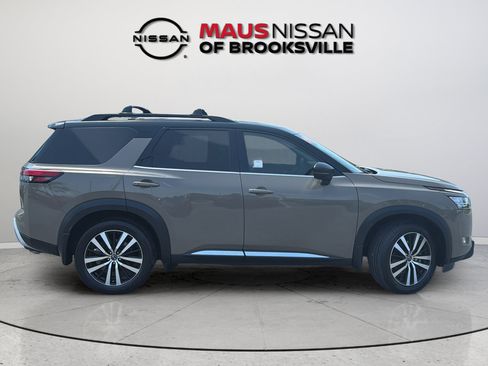 Used 2024 Nissan Pathfinder Platinum FWD image 14
