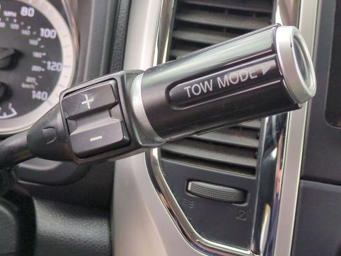 Used 2017 Nissan Titan SV image 23