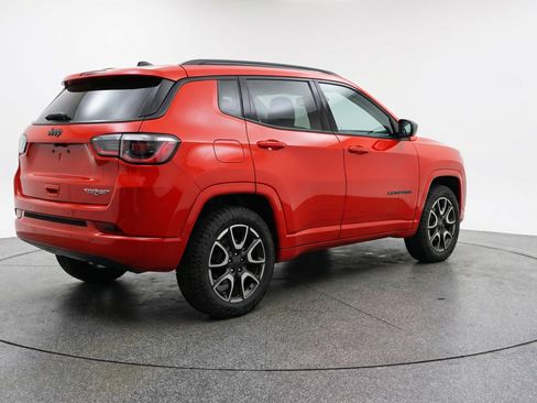 Used 2025 Jeep Compass Trailhawk AWD/4WD image 9