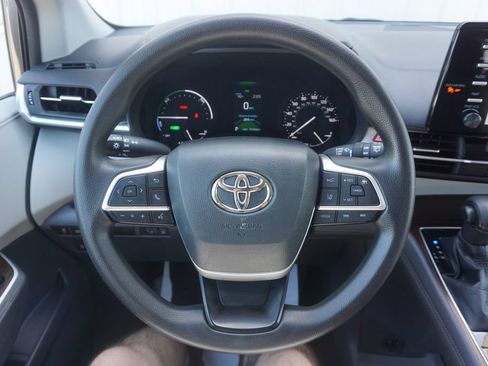 Certified 2021 Toyota Sienna LE FWD image 3