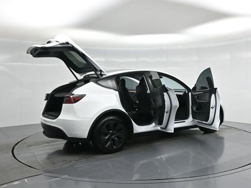 Used 2025 Tesla Model Y Long Range image 4
