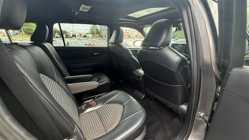 Used 2021 Toyota Highlander XSE FWD image 11