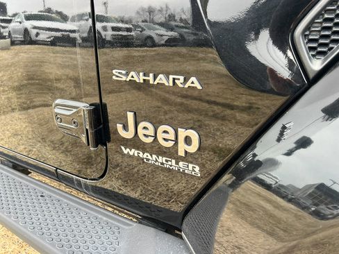Used 2021 Jeep Wrangler Unlimited Sahara image 9