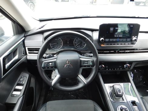 Used 2023 Mitsubishi Outlander SE FWD image 14