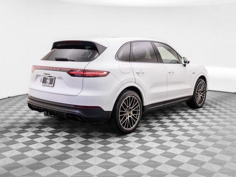 Certified 2022 Porsche Cayenne Platinum Edition image 8